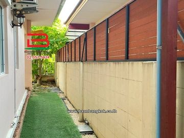 บ้านเดี่ยว เนื้อที่ 52.5 ตร.ว. หมู่บ้านเพทาย เพลส ลำลูกกาคลอง 3 (ซอยเลียบคลองสาม) ถนนลำลูกกา ตำบลลาดสวาย อำเภอลำลูกกา ปทุมธานี