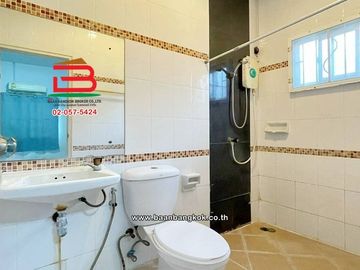 บ้านเดี่ยว เนื้อที่ 52.5 ตร.ว. หมู่บ้านเพทาย เพลส ลำลูกกาคลอง 3 (ซอยเลียบคลองสาม) ถนนลำลูกกา ตำบลลาดสวาย อำเภอลำลูกกา ปทุมธานี