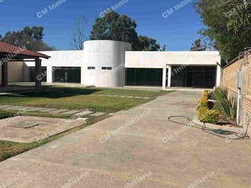 Salón con palapa y alberca en VENTA