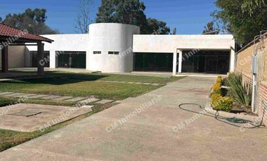 Salón con palapa y alberca en VENTA