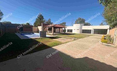 Salón con palapa y alberca en VENTA