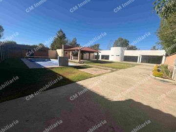 Salón con palapa y alberca en VENTA