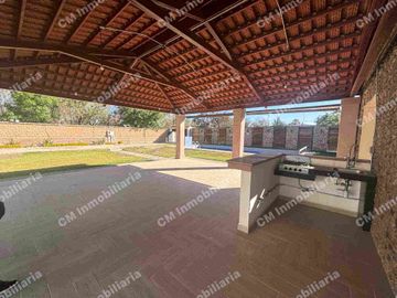 Salón con palapa y alberca en VENTA
