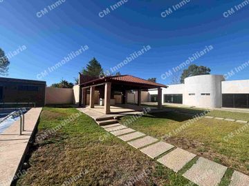 Salón con palapa y alberca en VENTA