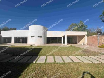 Salón con palapa y alberca en VENTA