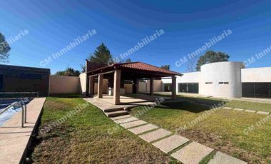 Salón con palapa y alberca en VENTA