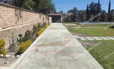 Salón con palapa y alberca en VENTA