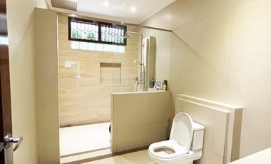 Dijual Raya Dharmahusada Indah Nol jalan Raya luas 764m2 bangunan800m2 ada 7kamar,tamanbelakang,kolam ikan fullmarmer