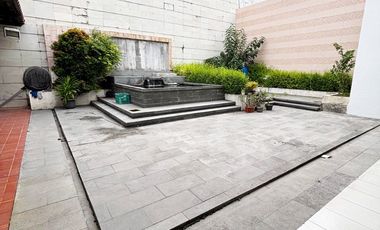Dijual Raya Dharmahusada Indah Nol jalan Raya luas 764m2 bangunan800m2 ada 7kamar,tamanbelakang,kolam ikan fullmarmer