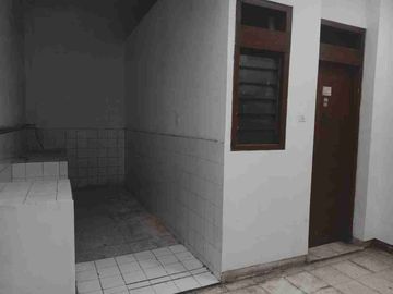 Rumah dan Ruang Usaha Strategis di Jalan Piere Tendean, Nusukan, Banjarsari Solo.