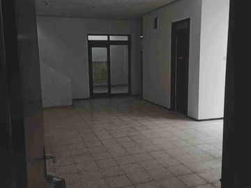 Rumah dan Ruang Usaha Strategis di Jalan Piere Tendean, Nusukan, Banjarsari Solo.