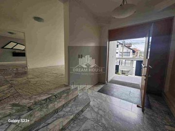 Venta de Casa amplia y luminosa de 4 dormitorios, Sector Quito Tenis, Quito, Ecuador