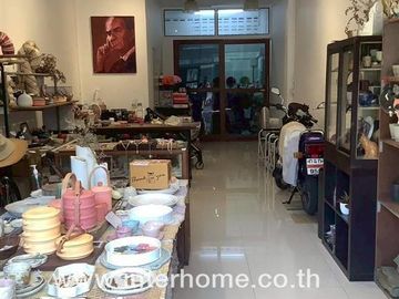 Three-story commercial building, 13 square wah (approximately 212 square meters), located at the entrance of Soi Charoen Rat 17, near Icon Siam, Charo