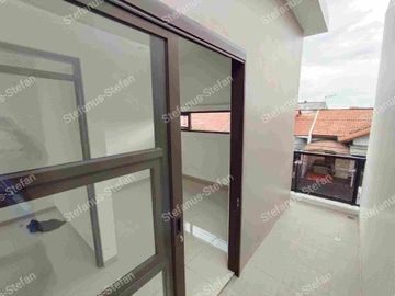 rumah baru minimalis 2 lantai di taman kopo indah