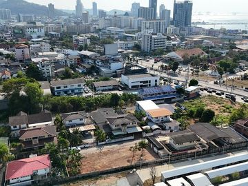 Vacant land for sale in a residential area, opposite the Sriracha District Office, Chonburi.