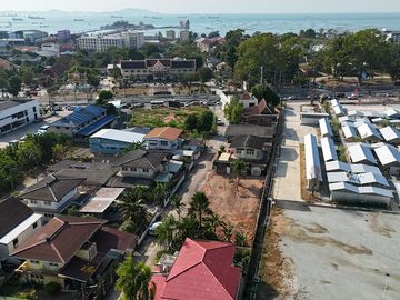 Vacant land for sale in a residential area, opposite the Sriracha District Office, Chonburi.