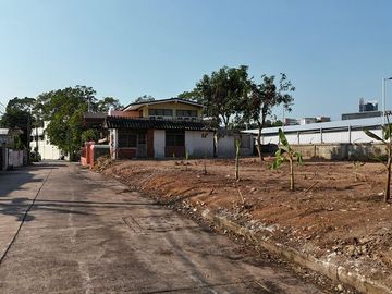 Vacant land for sale in a residential area, opposite the Sriracha District Office, Chonburi.