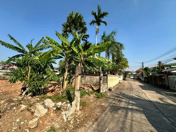 Vacant land for sale in a residential area, opposite the Sriracha District Office, Chonburi.