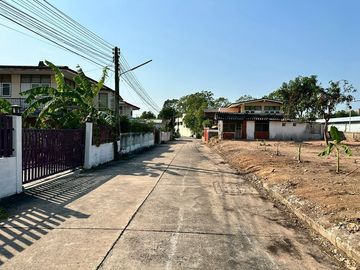 Vacant land for sale in a residential area, opposite the Sriracha District Office, Chonburi.
