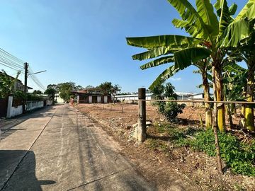 Vacant land for sale in a residential area, opposite the Sriracha District Office, Chonburi.