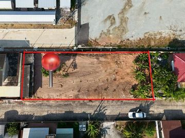 Vacant land for sale in a residential area, opposite the Sriracha District Office, Chonburi.