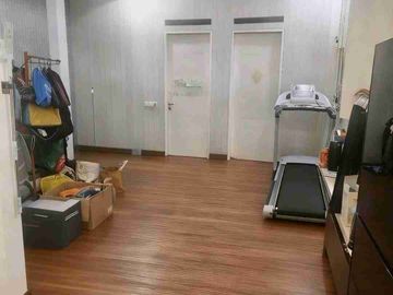 Rumah 2.5Lantai Full Renovasi & Furnished Lokasi Strategis & Harga Worth it