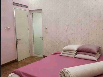 Rumah 2.5Lantai Full Renovasi & Furnished Lokasi Strategis & Harga Worth it