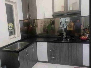 Rumah 2.5Lantai Full Renovasi & Furnished Lokasi Strategis & Harga Worth it