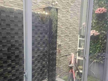Rumah 2.5Lantai Full Renovasi & Furnished Lokasi Strategis & Harga Worth it