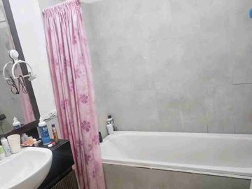 Rumah 2.5Lantai Full Renovasi & Furnished Lokasi Strategis & Harga Worth it