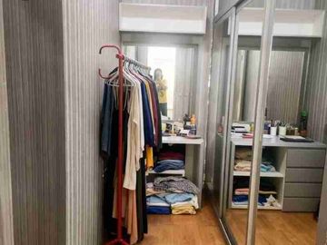 Rumah 2.5Lantai Full Renovasi & Furnished Lokasi Strategis & Harga Worth it