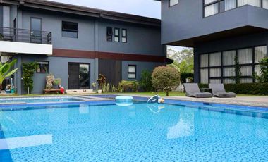 Parkridge Estate Overlooking house with pol