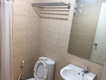 ready disewakan apartemen green lake sunter,tipe 2bedrooms full furnished,view laut priok,hadap utara,AC dan waterheater,5jt/bulan