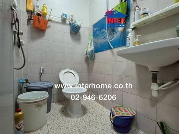 Two-story townhome, 16 sq.wa., Chatnarong Villa 4, Soi Piennont, Lam Luk Ka Road, Pracha Uthit Road, Lam Luk Ka, Pathum Thani.