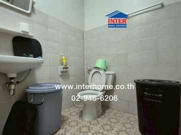 Two-story townhome, 16 sq.wa., Chatnarong Villa 4, Soi Piennont, Lam Luk Ka Road, Pracha Uthit Road, Lam Luk Ka, Pathum Thani.