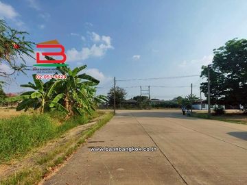 ที่ดินเปล่า เนื้อที่ 112 ตร.ว. หมู่บ้านเดอะลากูล 1-2 ถนนปทุมธานี-สามโคก-เสนา ตำบลท้ายเกาะ อำเภอสามโคก ปทุมธานี