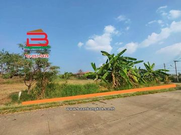 ที่ดินเปล่า เนื้อที่ 112 ตร.ว. หมู่บ้านเดอะลากูล 1-2 ถนนปทุมธานี-สามโคก-เสนา ตำบลท้ายเกาะ อำเภอสามโคก ปทุมธานี