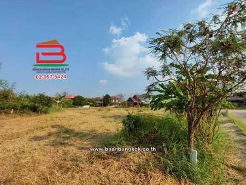 ที่ดินเปล่า เนื้อที่ 112 ตร.ว. หมู่บ้านเดอะลากูล 1-2 ถนนปทุมธานี-สามโคก-เสนา ตำบลท้ายเกาะ อำเภอสามโคก ปทุมธานี