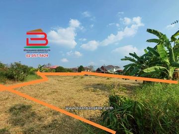 ที่ดินเปล่า เนื้อที่ 112 ตร.ว. หมู่บ้านเดอะลากูล 1-2 ถนนปทุมธานี-สามโคก-เสนา ตำบลท้ายเกาะ อำเภอสามโคก ปทุมธานี