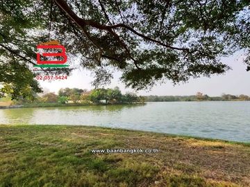 ที่ดินเปล่า เนื้อที่ 112 ตร.ว. หมู่บ้านเดอะลากูล 1-2 ถนนปทุมธานี-สามโคก-เสนา ตำบลท้ายเกาะ อำเภอสามโคก ปทุมธานี