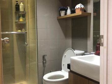 ready disewakan apartemen green lake sunter,tipe 2bedrooms full furnished,view laut priok,hadap utara,AC 3,waterheater