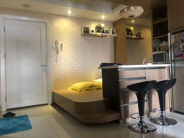 ready disewakan apartemen green lake sunter,tipe 2bedrooms full furnished,view laut priok,hadap utara,AC 3,waterheater