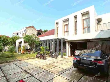 Dijual rumah rasa villa tanah luas
