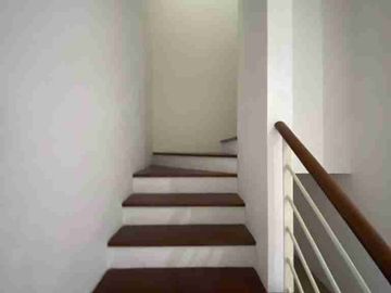 disewakan rumah dua lantai grand harvest wiyung