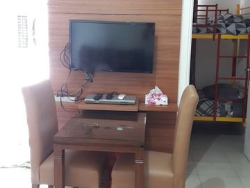 disewakan unit apartemen green lake sunter,2kamar furnished,lantai tengah,view danau,hadap timur
