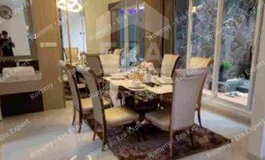 Rumah Mewah di Pinggir Jalan Utama ada Kolam Renang lokasi dekat akses Tol dan Stasiun MRT Metland Menteng Cakung Jakarta Timur