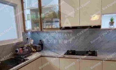 Rumah Mewah di Pinggir Jalan Utama ada Kolam Renang lokasi dekat akses Tol dan Stasiun MRT Metland Menteng Cakung Jakarta Timur