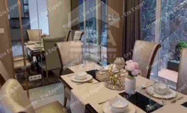 Rumah Mewah di Pinggir Jalan Utama ada Kolam Renang lokasi dekat akses Tol dan Stasiun MRT Metland Menteng Cakung Jakarta Timur