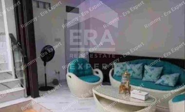 Rumah Mewah di Pinggir Jalan Utama ada Kolam Renang lokasi dekat akses Tol dan Stasiun MRT Metland Menteng Cakung Jakarta Timur
