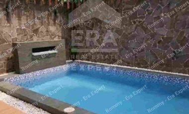Rumah Mewah di Pinggir Jalan Utama ada Kolam Renang lokasi dekat akses Tol dan Stasiun MRT Metland Menteng Cakung Jakarta Timur